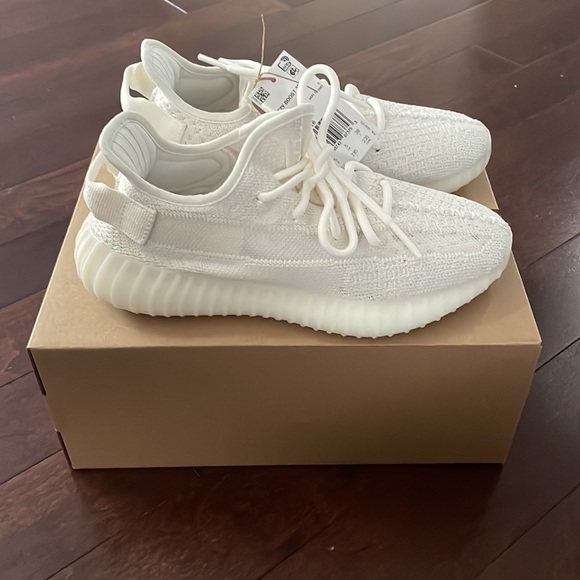 Yeezy Boost 350 V2 BONE size 5.5 - Picture 3 of 6